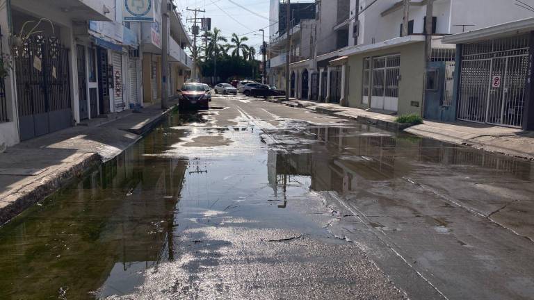 Contaminación, malos olores y falta de respuesta de Jumapam desatan molestia en la calle De La Amistad.