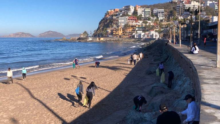 Voluntarios recogieron desechos este domingo en la playa Olas Altas en Mazatlán.