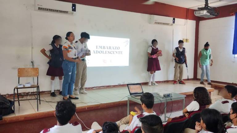 Durante la conferencia se utilizaron “bebés virtuales” y “panzas ficticias” para explicar de forma física las complicaciones del embarazo adolescente.