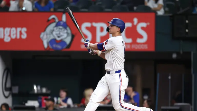 Corey Seager permanecerá en ñops Rangers, de acuerdo a los directivos.