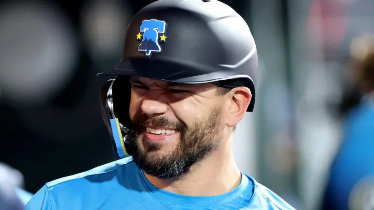 Kyle Schwarber no se moverá de Filadelfia, al firmar con los Filis por cinco años, de acuerdo a reportes.