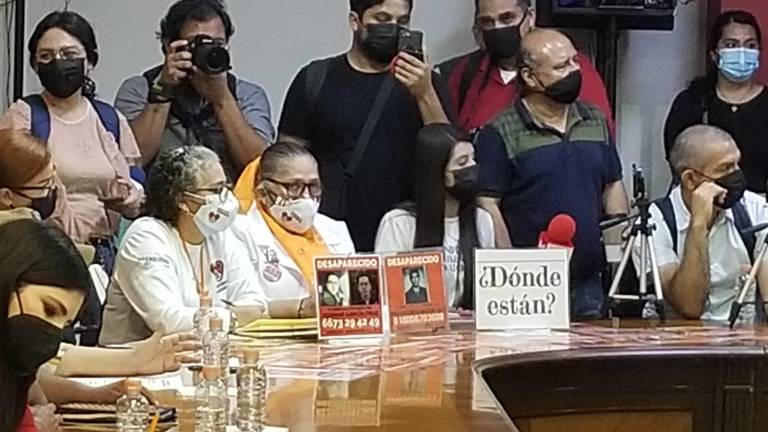 Colectivos de búsqueda de desaparecidos son recibidos por el Gobernador Rubén Rocha Moya.