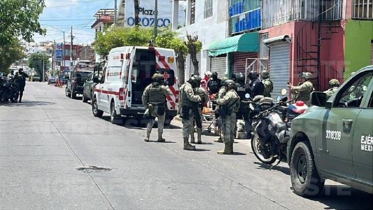 Paramédicos de Cruz Roja trasladaron al herido para recibir atención médica tras el ataque a balazos.