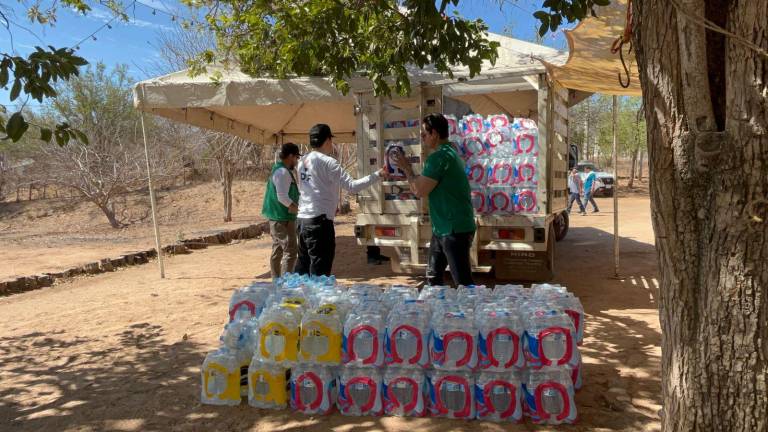 Entrega de agua potable en comunidades de la sindicatura de Imala, en Culiacán, que presentan problemas de sequía.
