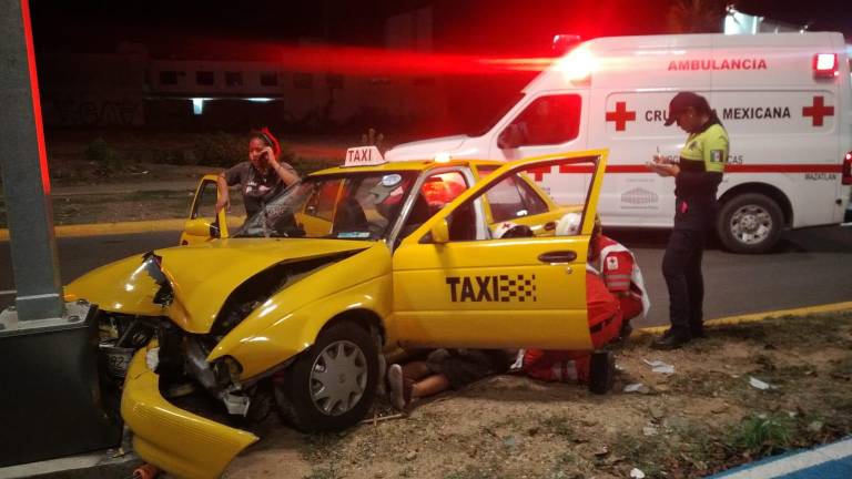 Taxi de Torreón choca contra luminaria en Cerritos, Mazatlán