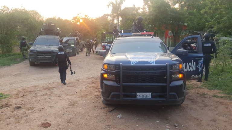 Sedena y PEP aseguran fusiles de alto poder, equipo táctico y un vehículo robado, en Alcoyonqui, Culiacán