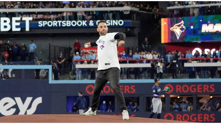 El mexicano Marco Estrada lanzó la primera bola previo al inicio del Juego 7 de la SCLA en Toronto.