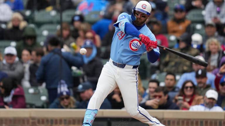 Michael Busch produce dos con hit.