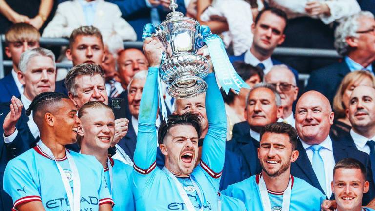 Manchester City celebra su título de copa.