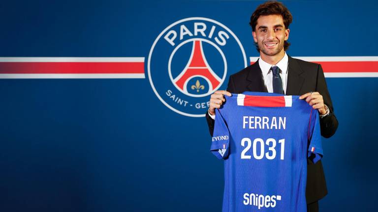 Ferran Torres es presentado con el PSG.