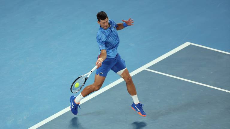 Djokovic resiste a Dimitrov y avanza en Australia