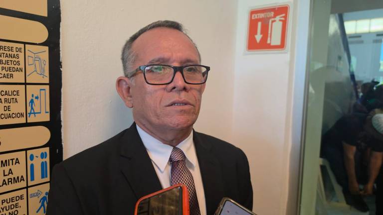 José Juan Rendón Gómez, Jefe de los Servicios Regionales de la Secretaría de Educación Pública y Cultura.