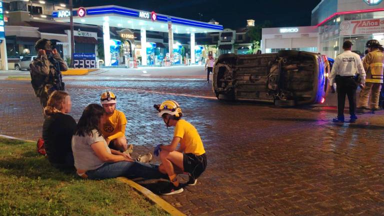 Una mujer perdió la vida y dos resultaron heridas tras la volcadura de un automóvil en la zona de La Marina Mazatlán.