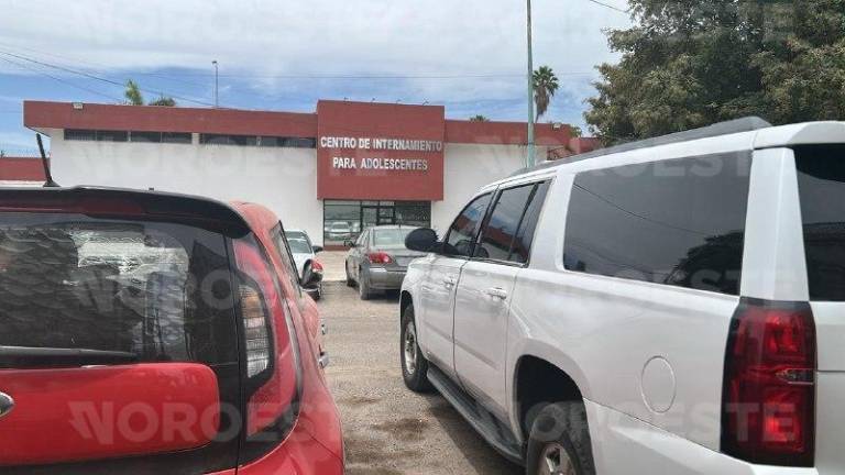 Menor de 15 años fue golpeado por policías estatales durante operativo en tutelar de menores en Culiacán.
