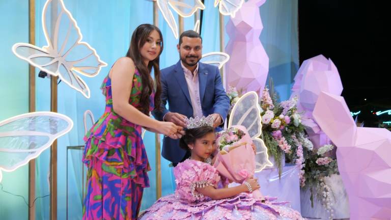 El Alcalde y su esposa coronaron a Elva Alejandra I, Reina Infantil de la Feria.