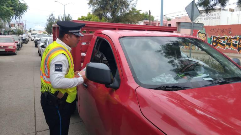Personal de Tránsito Municipal de Mazatlán refuerza la campaña preventiva “Cuidado con el Tren”.