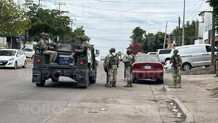 Elementos militares mantienen bajo resguardo al detenido antes de su traslado a la autoridad federal.