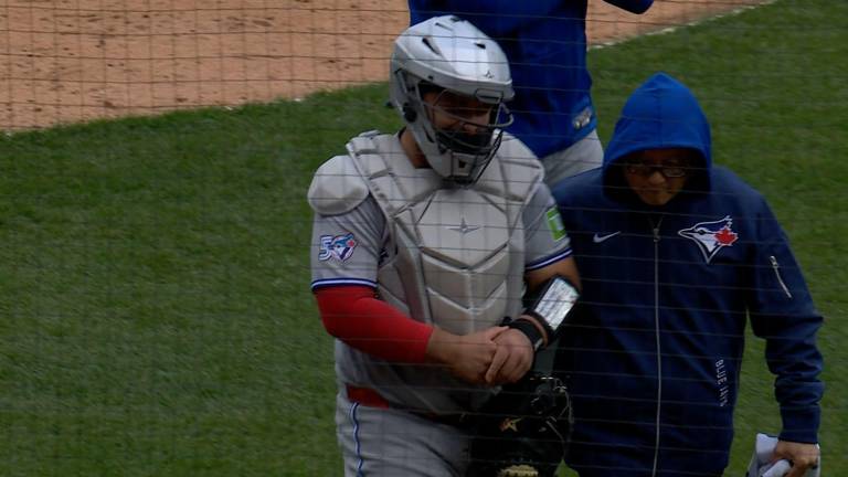 Alejandro Kirk salió lesionado tras recibir un foul tip en el pulgar izquierdo.