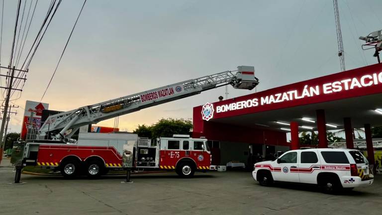 Bomberos Mazatlán recibió dos camiones escalera y una unidad de mando para fortalecer su capacidad operativa.