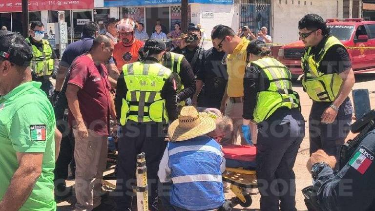 Personal de rescate coordina maniobras en el sector Centro tras el colapso de una zanja en obra pública.