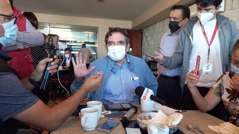 Héctor Melesio Cuén Ojeda ofrece rueda de prensa en Mazatlán.