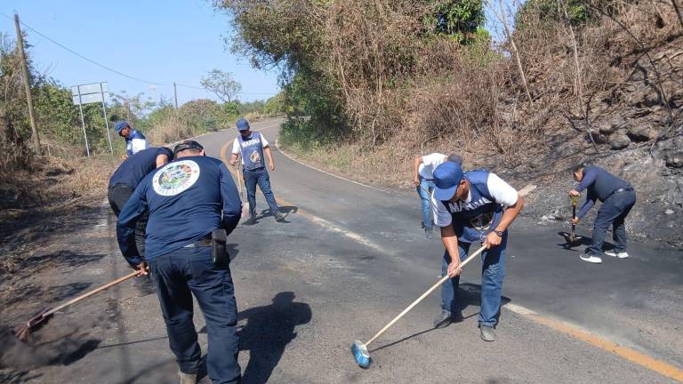 Elementos navales apoyaron en limpieza y reapertura de caminos en carreteras de San Blas, Nayarit.