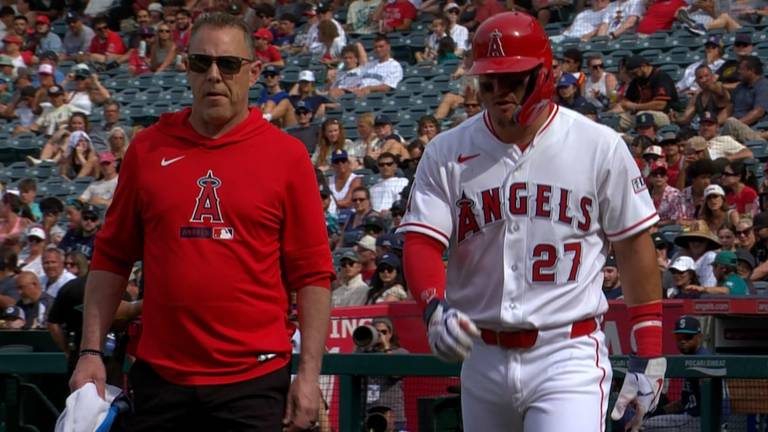 Mike Trout tuvo que abandonar el juego del domingo tras recibir un pelotazo.