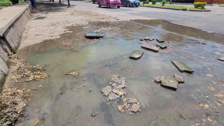 En el Malecón Viejo de Culiacán hay una fuga de aguas negras.