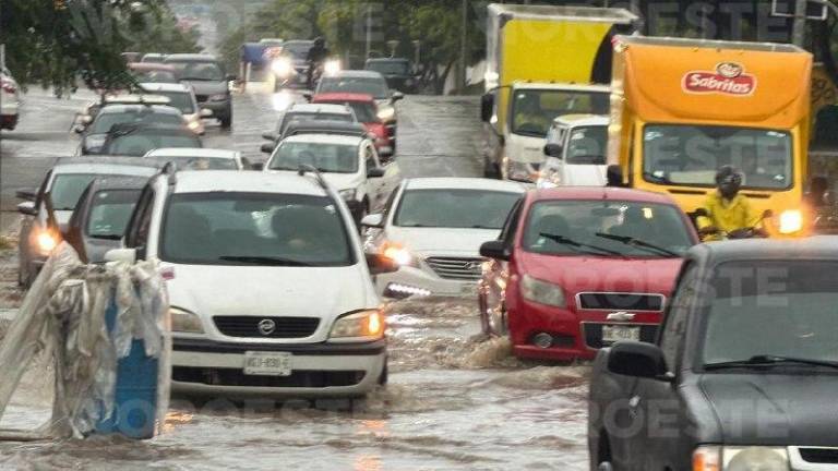 Tras las lluvias registradas la mañana de este jueves en Mazatlán, algunas vialidades se vieron inundadas.