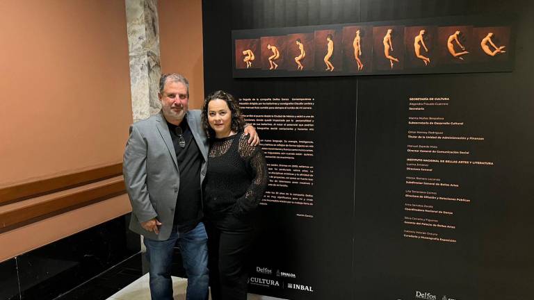El fotógrafo mazatleco Martín Gavica y Gabriela Velarde, curadora y museógrafa de la exhibición.