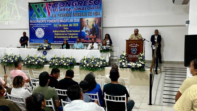 Integrantes de Alcohólicos Anónimos y representantes de distintos sectores participaron en la inauguración del congreso que conmemora el 91 aniversario de la comunidad a nivel mundial.