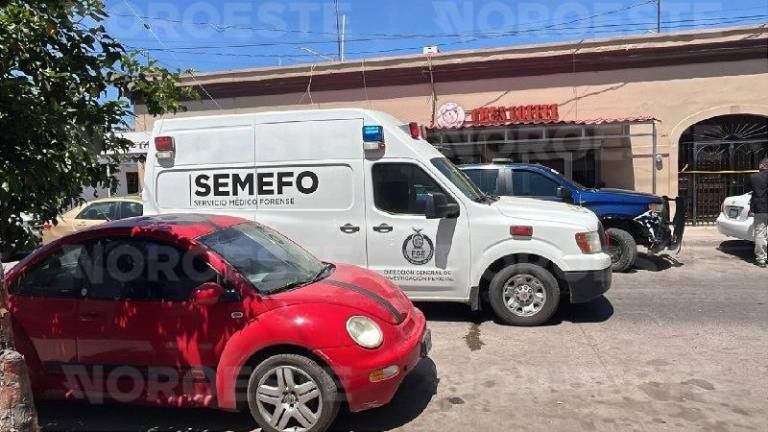 Personal de la Fiscalía General y agentes municipales resguardan la vivienda tras el hallazgo del cuerpo.