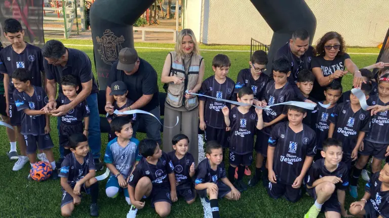 La Alcaldesa Estrella Palacios hace el corte de listón de la obra.