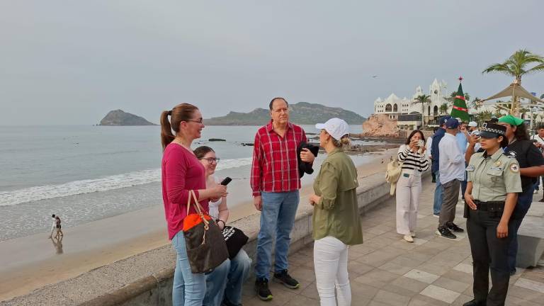 La Alcaldesa de Mazatlán Estrella Palacios Domínguez saludando a turistas en el Malecón.