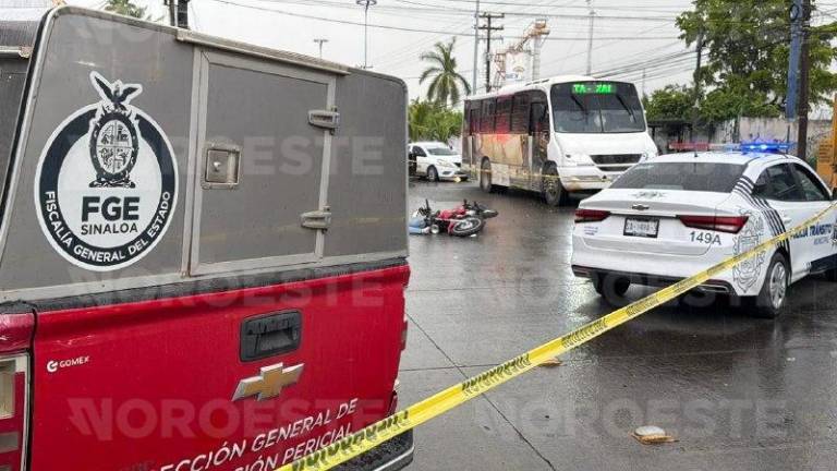 Un camión urbano arrolla a motociclista que cayó al pavimento en la avenida Gabriel Leyva, Mazatlán.