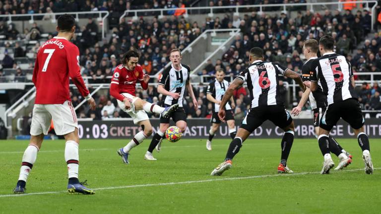 Edinson Cavani rescató el empate para el Manchester United.