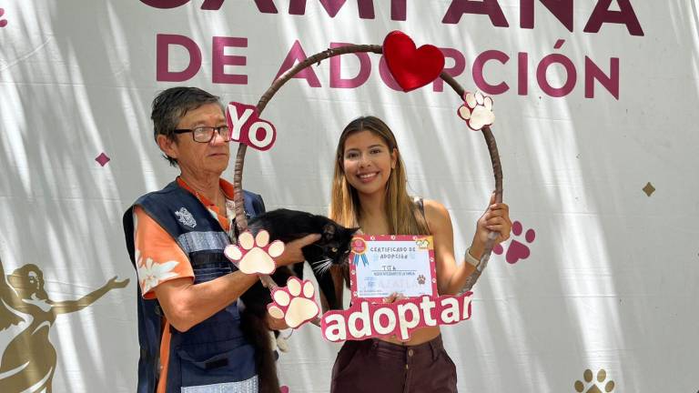 Animalitos rescatados de las calles fueron entregados a nuevas familias durante una jornada realizada en el Parque Central de Mazatlán.