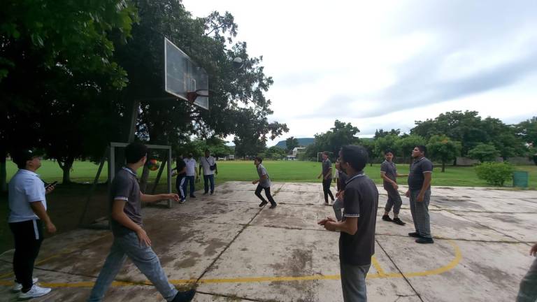 Los alumnos del Cobaes 24 practicaron un poco de baloncesto.