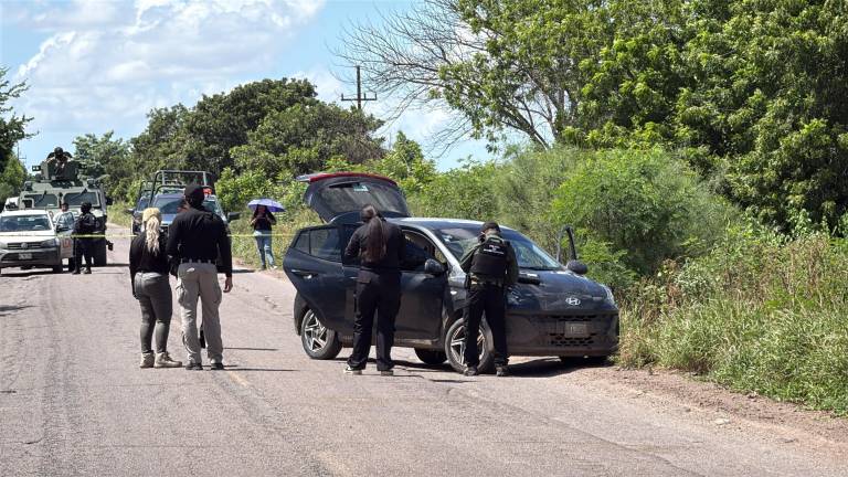 El vehículo fue asegurado por autoridades tras localizar en su interior restos humanos.