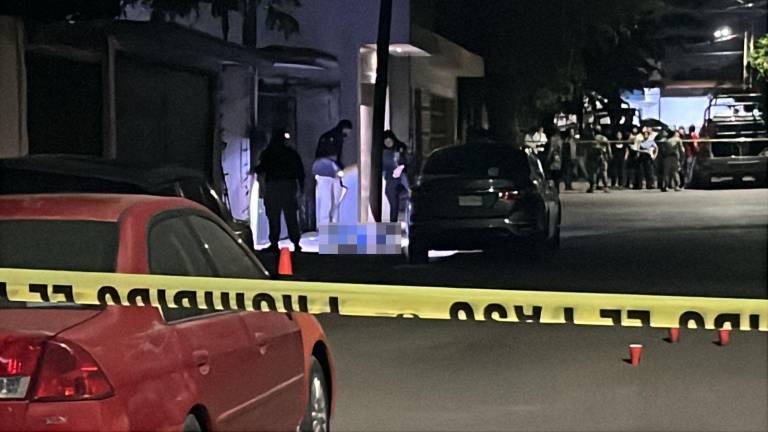 La víctima fue alcanzada y asesinada sobre la banqueta en la calle Gladiolas, casi esquina con Calixto Peña.