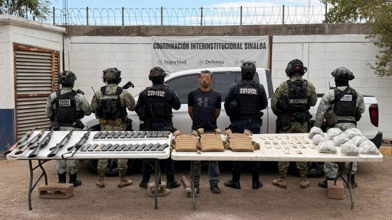 La camioneta utilizada por los sospechosos también fue asegurada y puesta a disposición de las autoridades federales.