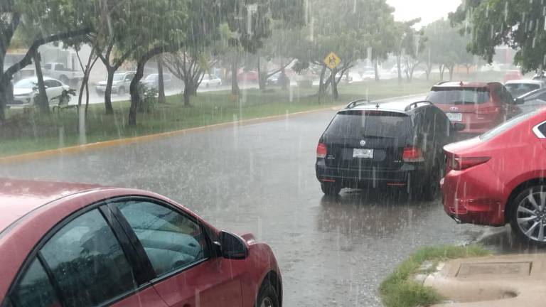 Lluvias y rachas de viento se presentan la tarde de este sábado en distintas zonas de Mazatlán.