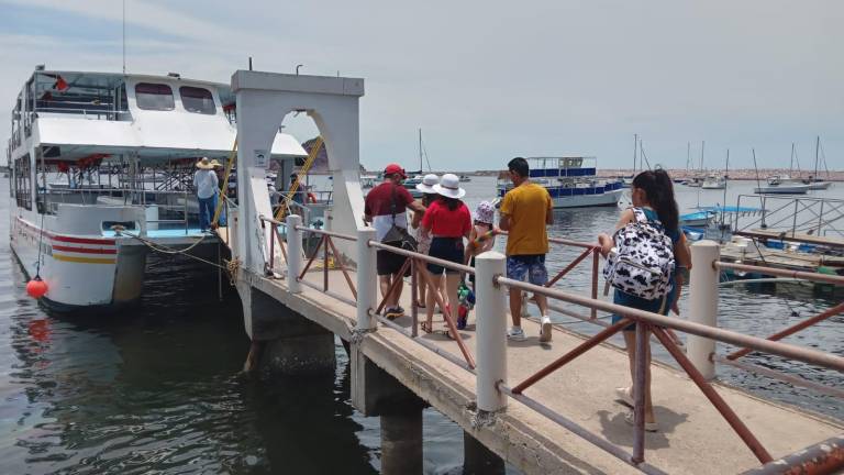Hasta 450 personas al día reciben los catamaranes en esta temporada de verano.