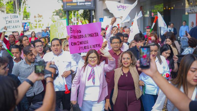 Castro Castro caminó hacia la sede del registro en medio de porras y pancartas con mensajes de apoyo en el arranque de la jornada de inscripciones.