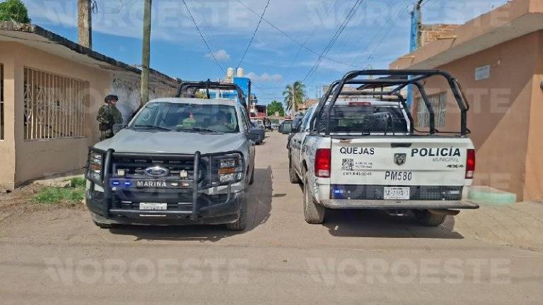 Elementos de seguridad resguardan el callejón Italia, en la colonia Ramón F. Iturbe, en Mazatlán.