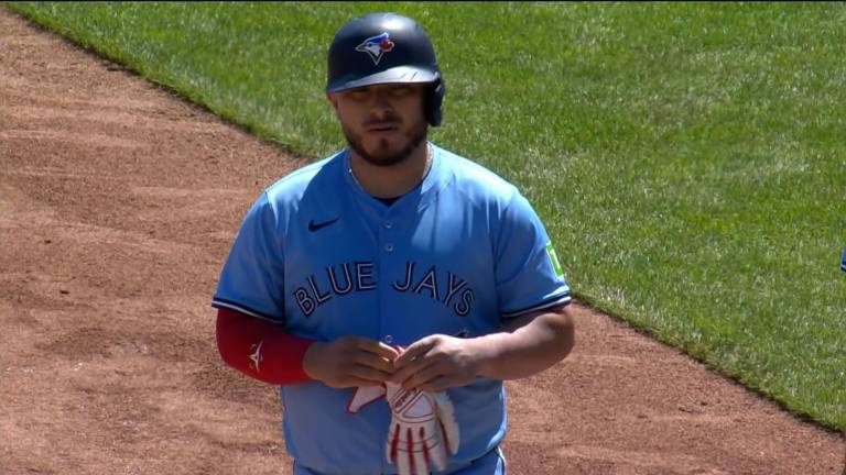 Alejandro Kirk remolcó una carrera, pero los Azulejos cayeron a manos de los Rojos.