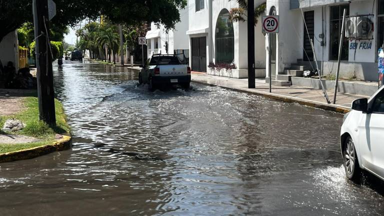 Algunas vialidades en Mazatlán permanecían inundadas tras las lluvias de la mañana.