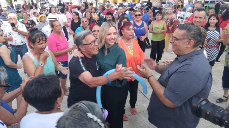 La Alcaldesa Estrella Palacios participó en el Jueves de Danzón en la Plazuela Zaragoza, donde convivió y bailó con adultos mayores.