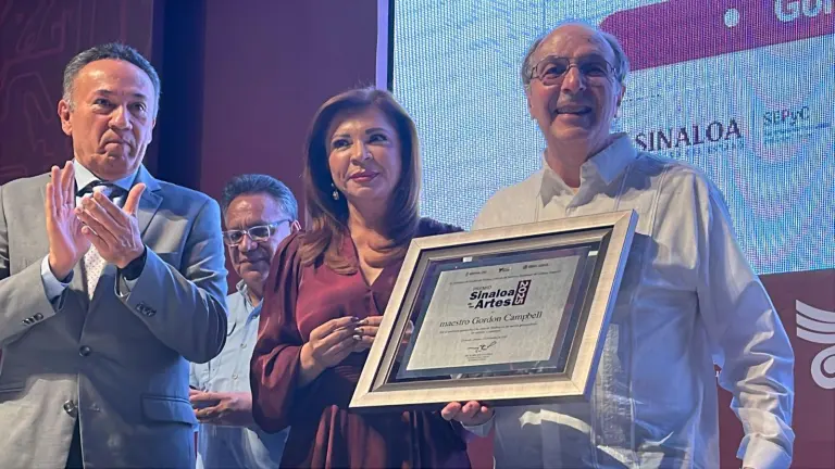 Gordon Campbell recibió el Premio Sinaloa de las Artes.