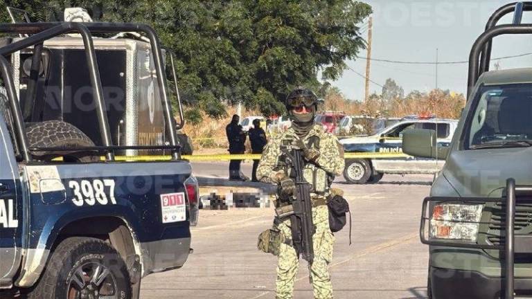 Elementos de seguridad resguardaron la zona donde fue hallado sin vida un elemento de la policía municipal este jueves en Culiacán.